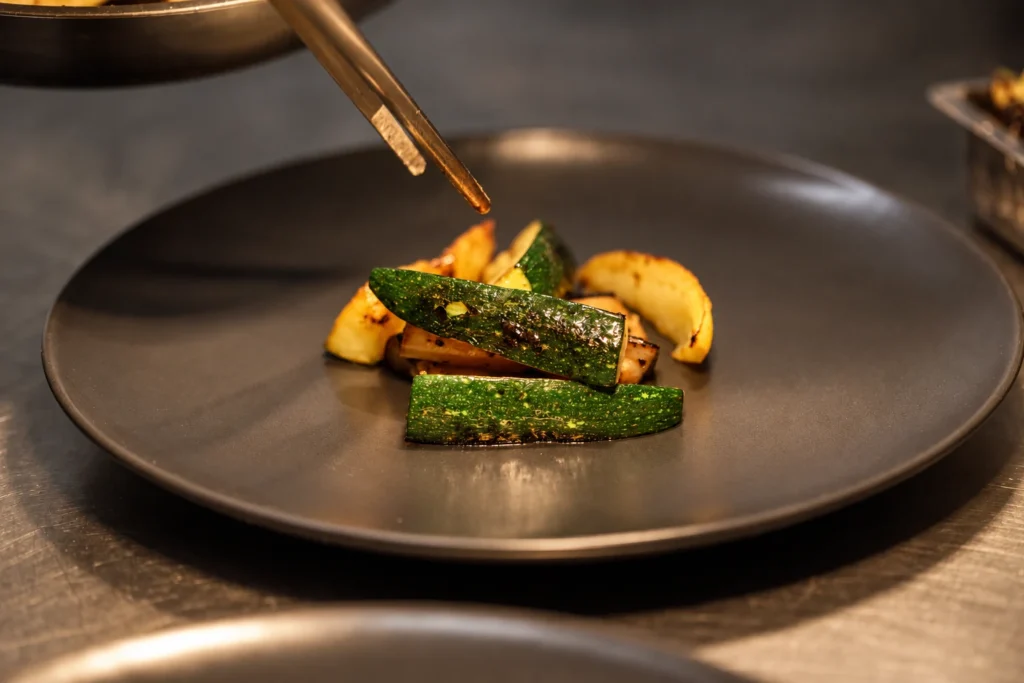 Plating grilované zeleniny pomocí kuchařské pinzety