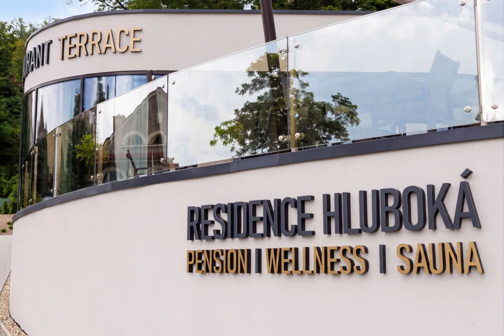 Restaurace Terrace v budově Residence Hluboká s prosklenou terasou