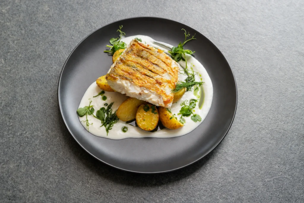 Rybí filet s křupavou zlatavou kůrkou, bramborami a bylinkami v restauraci Terrace na Hluboké nad Vltavou