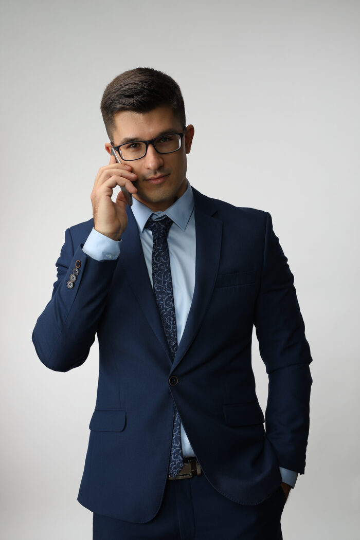 Profesní byznys fotografie Business portrét muže v modrém obleku při telefonování