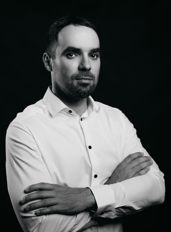 Profesní byznys fotografie Profesní portrét ženy se zrzavými vlasy ve žlutém svetru