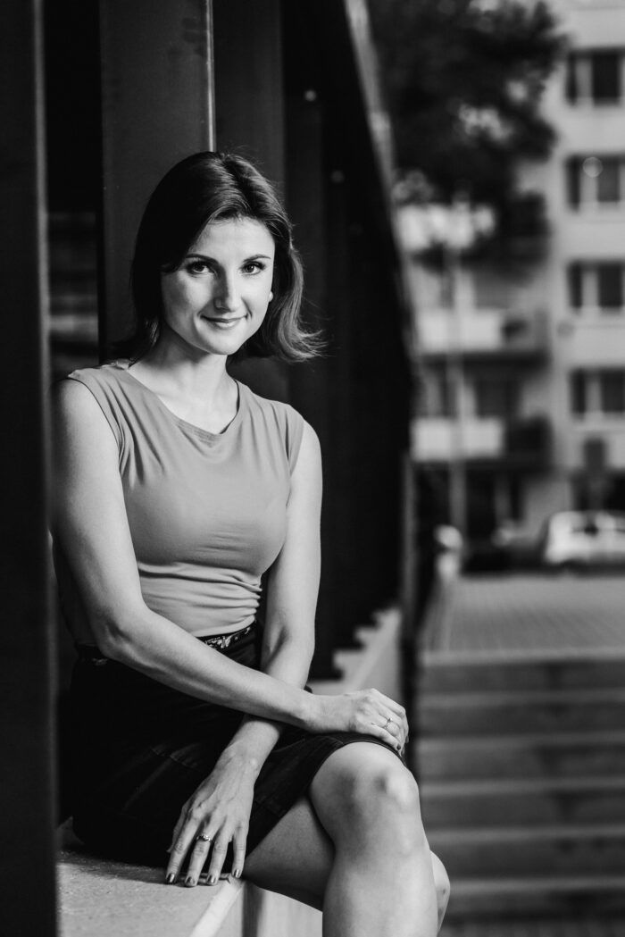 Focení profesní byznys fotografie Černobílý business portrét sedící ženy u okna