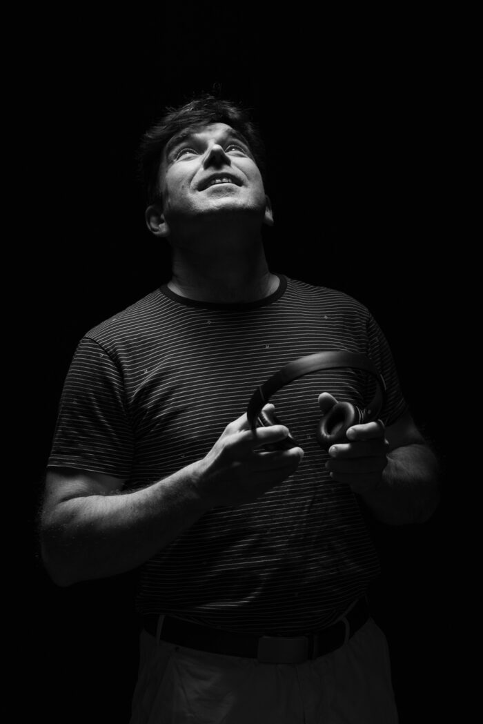 Černobílá fotografie podnikatelky s notebookem venku
